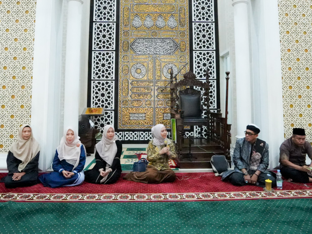 Wali Kota Ning Ita saat menghadiri kegiatan buka puasa bersama RT, RW, Satlinmas, dan warga di Masjid Al-Mubarok. SP/ DWI