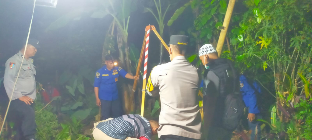 Proses evakuasi gabungan, nenek di Blitar yang jatuh dan ditemukan tewas dalam saptic tank. SP/ Lestariono