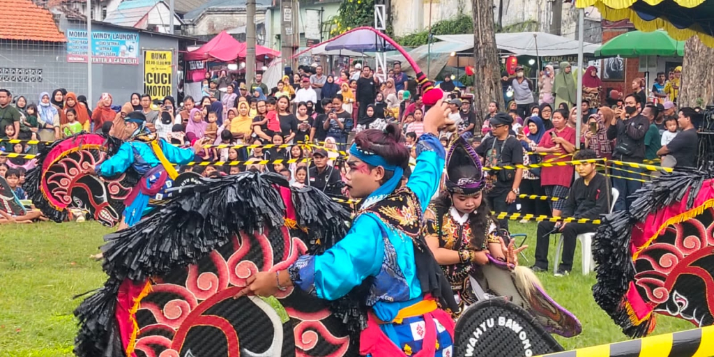 Pagelaran kesenian jaranan Wahyu Bawono yang digelar Ketua Fraksi Partai NasDem DPRD Sidoarjo Zakaria Dimas Pratama, di lapangan Bandar Sepanjang. SP/ Handoko