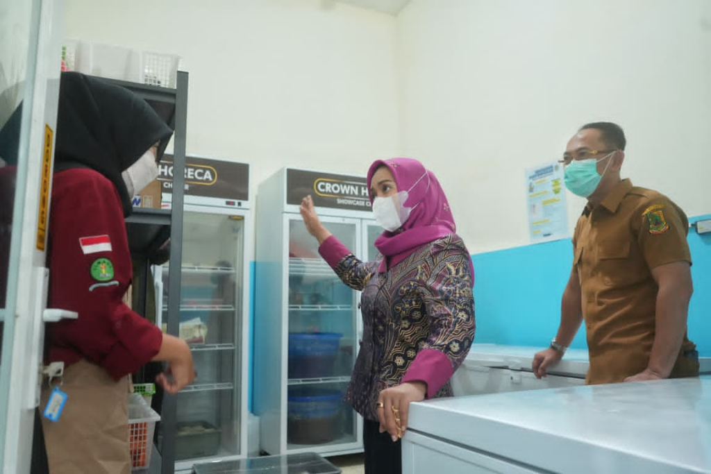 Wali Kota Mojokerto Ika Puspitasari turun langsung melakukan inspeksi mendadak (sidak) ke sejumlah Satuan Pelayanan Pemenuhan Gizi (SPPG), Selasa (31/3/2026). SP/ DWI