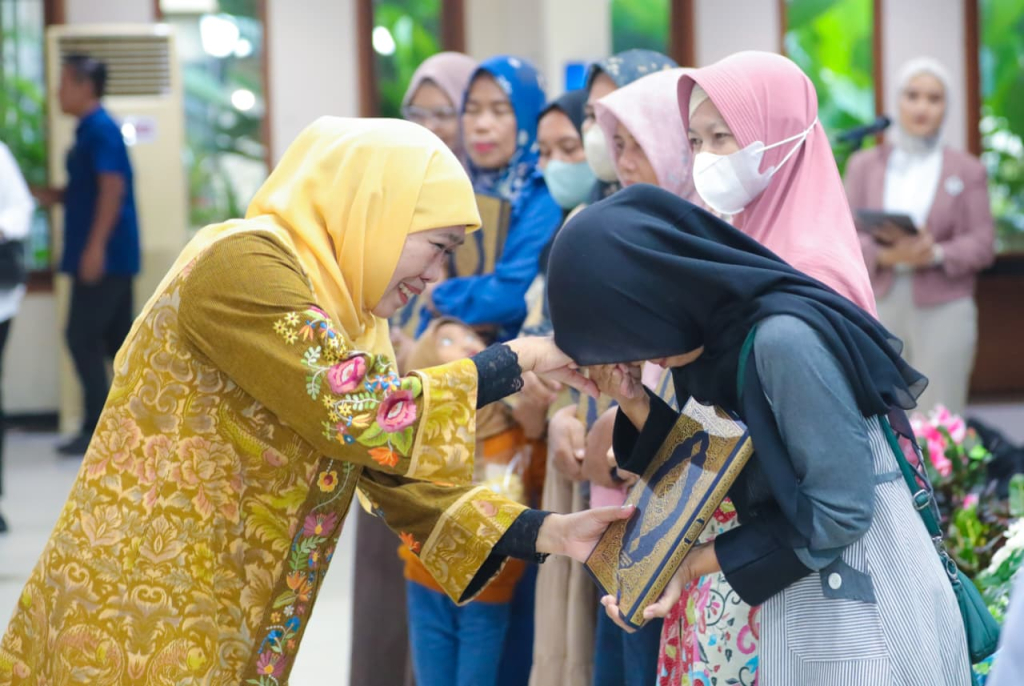 Gubernur Jatim Khofifah Indar Parawansa saat membagikan Al-Qur’an Mushaf Madinah melalui kegiatan Sapa Bansos Amaliyah Ramadan di Kabupaten Gresik, Jumat (13/3/2026). Foto/Humas Pemprov