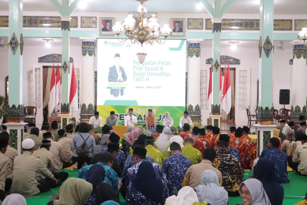Bupati Madiun Hari Wuryanto saat memberikan pembinaan kepada pilar-pilar sosial dalam kegiatan Penguatan Peran Pilar Sosial di Bulan Ramadan 1447 H di Pendopo Muda Graha, Selasa (3/3/2026).