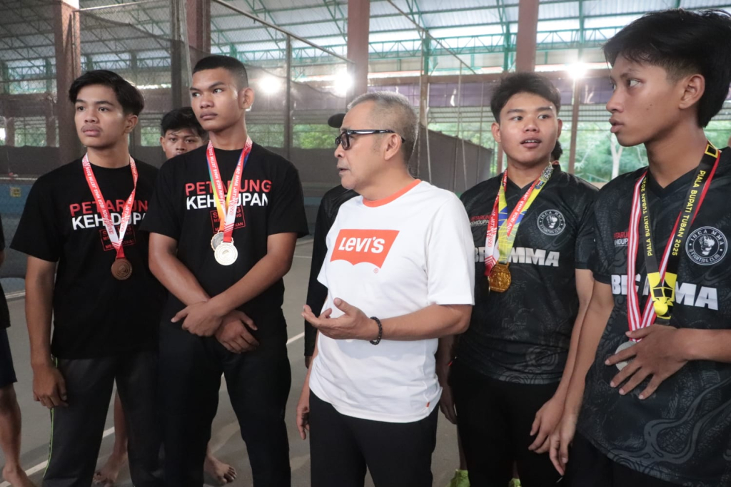 Ketua IBCA BFC MMA Kota Madiun, Armaya bersama dengan para atlet MMA.
