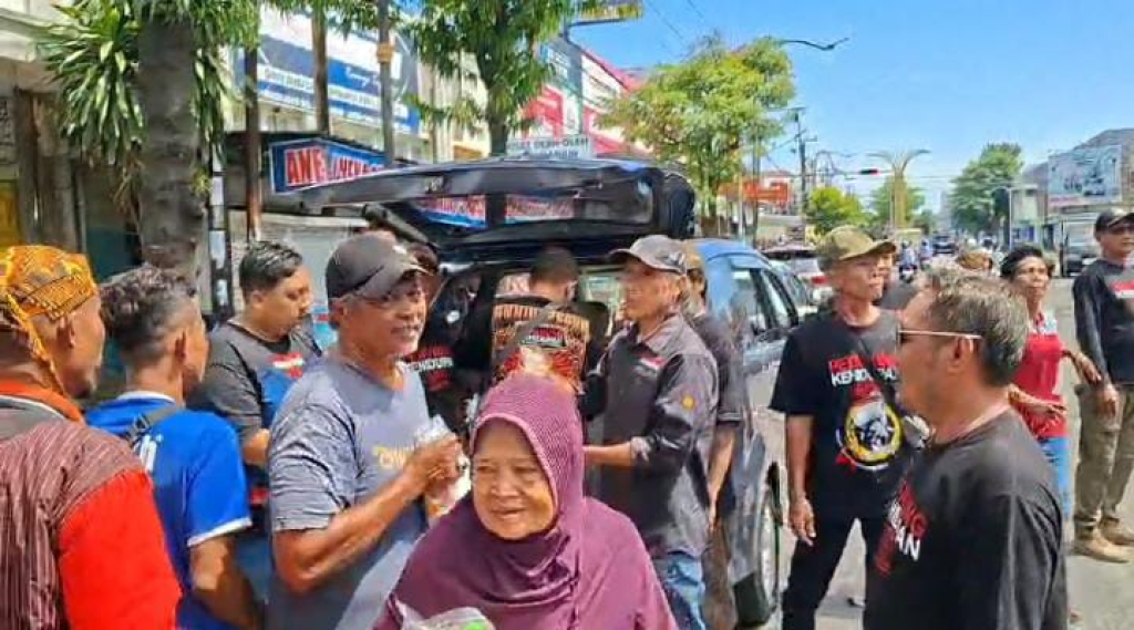 Ormas Petarung Kehidupan Nusantara (PTKN) saat membagikan paket sembako bagi warga Kota Madiun, Rabu(18/3/2026).