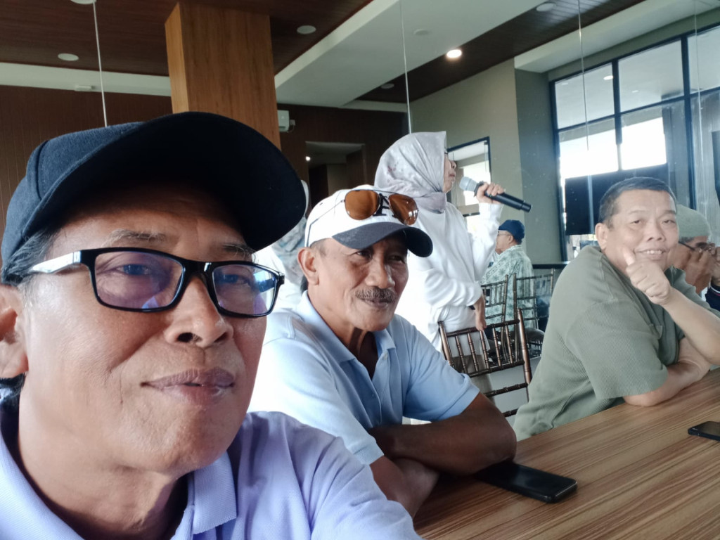 Para  Alumni SDN Kapanjin tengah menikmati kebersamaan di Hotel Myze Sumenep.