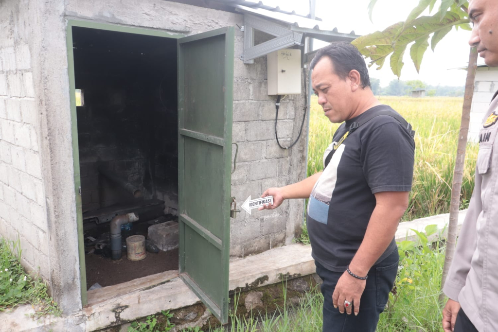 Lokasi gubuk pompa air di Dusun Selopuro yang menjadi sasaran pencurian, 3 unit pompa air dilaporkan hilang, Sabtu (28/3/2026).