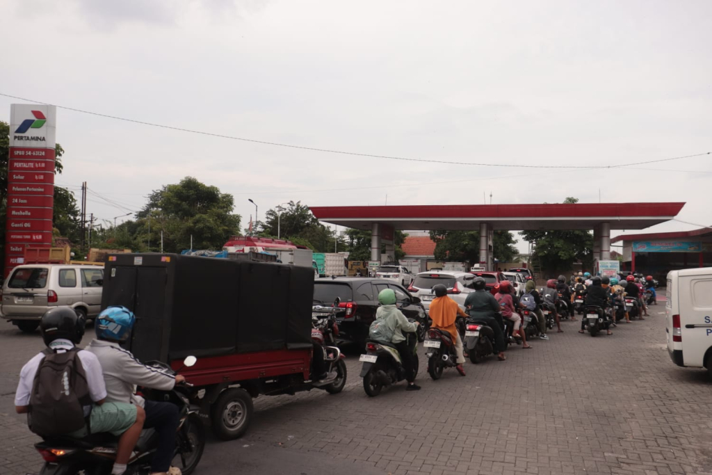 Antrian panjang di SPBU Mayjend Sungkono Kota Madiun, Selasa (31/3/2026).