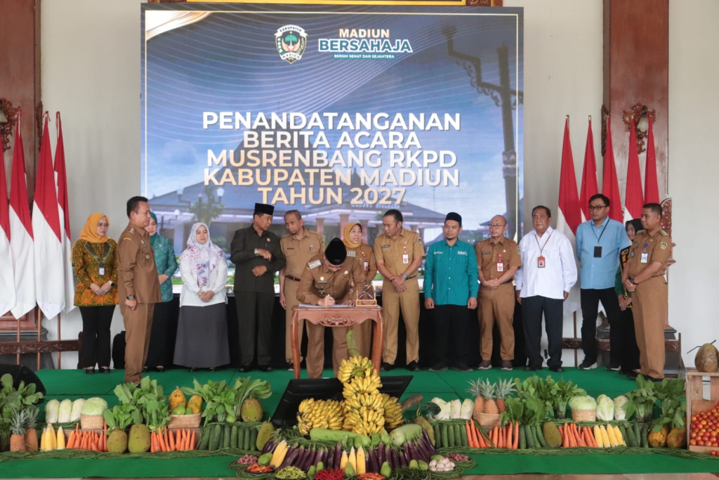 Bupati Madiun Hari Wuryanto saat menandatangani berita acara  Musrenbang RKPD Kabupaten Madiun Tahun 2027, Selasa (31/3/2026).