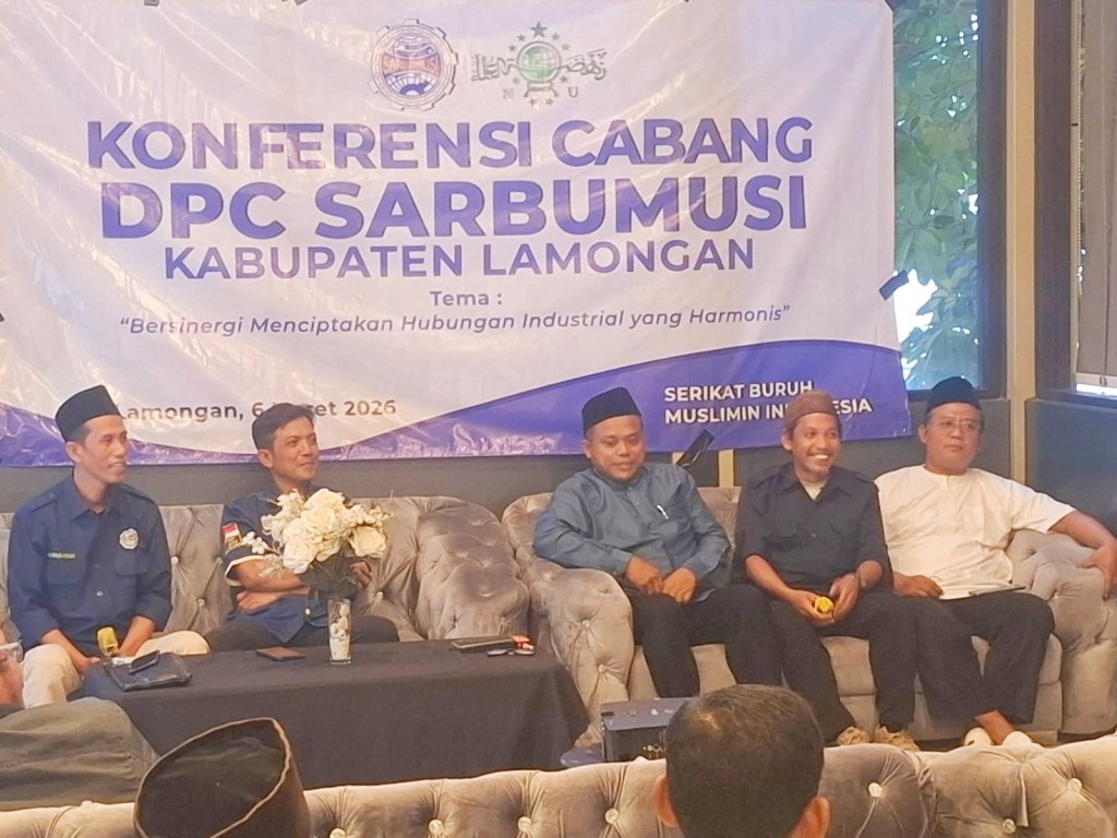 Nihrul Bahi Al Haidar (Gus Irul) peci coklat ketua DPC  Sarbumusi Lamongan terpilih periode 2026-2031.

FOTO:SP/MUHAJIRIN