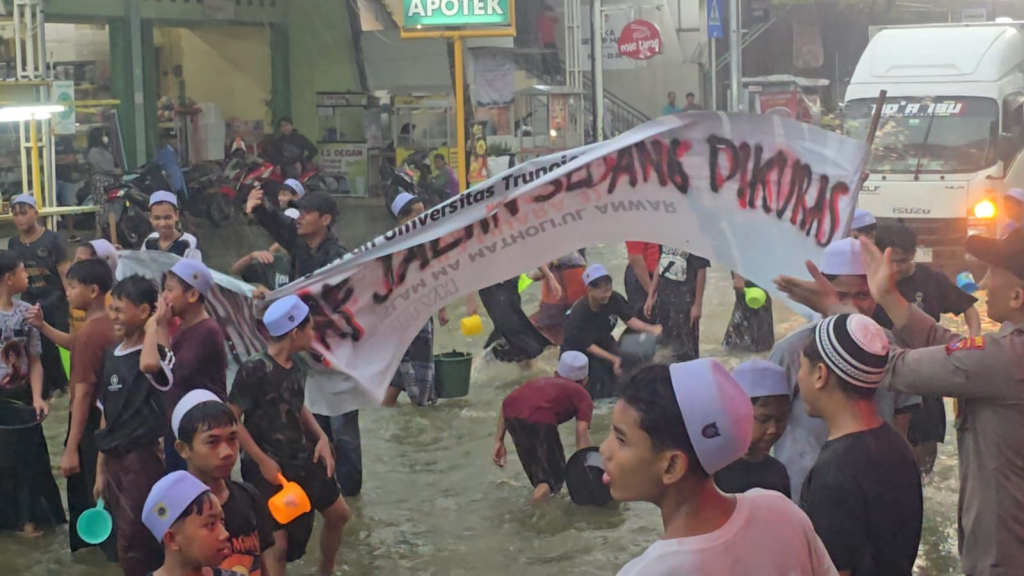 Dengan pakai centong air (Gayung Mandi) para santri ini menguras air banjir sebagai bentuk protes atas lambannya penaganan banjir.

FOTO:SP/MUHAJIRIN