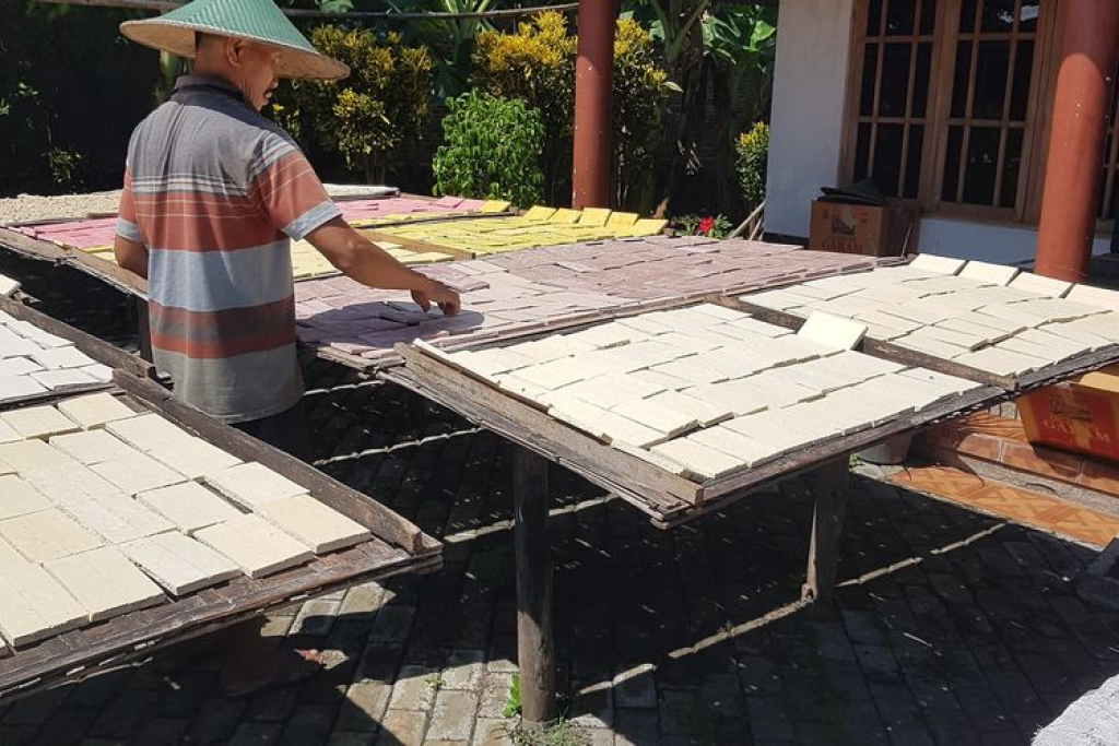 Ilustrasi. Salah satu produksi UMKM brem di Kabupaten Madiun, Jawa Timur sedang melakukan tahap pengeringan brem. SP/ MDN