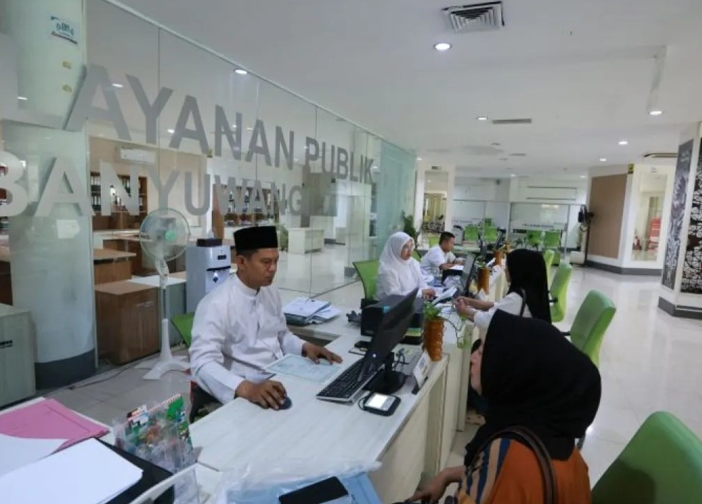 Layanan adminduk di Dinas Kependudukan dan Pencatatan Sipil Kabupaten Banyuwangi, Jawa Timur. SP/ BYW