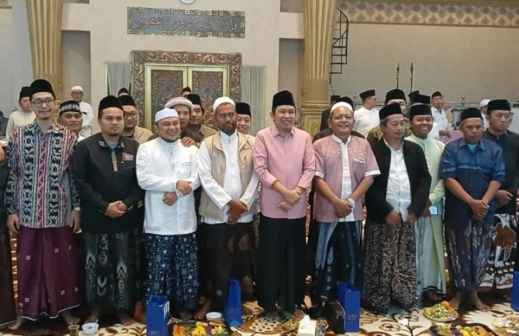 Foto bersama Bupati Jember Muhammad Fawait (tengah) bersama perwakilan tokoh pondok pesantren di Pendapa Wahyawibawagraha Jember. SP/ JBR