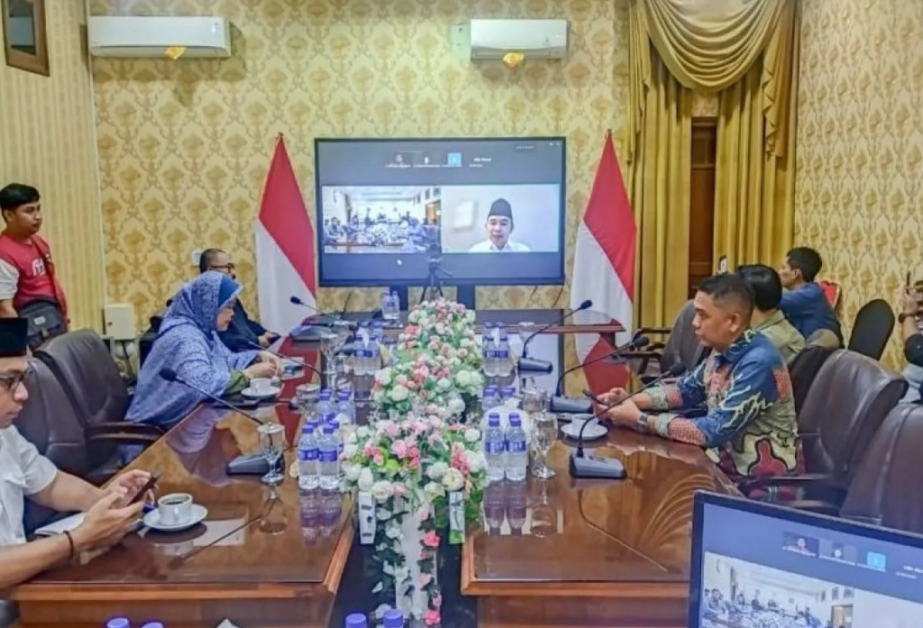 Bupati Jember Muhammad Fawait memimpin rapat koordinasi secara daring dengan sejumlah pejabat Pemkab Jember, Jawa Timur. SP/ JBR