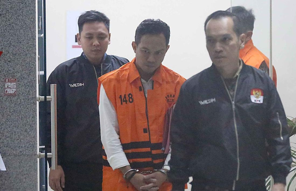 KPK menahan Bupati Cilacap Syamsul Auliya Rachman dan Sekda Sadmoko Danardono. Keduanya terjaring operasi tangkap tangan terkait dugaan pemerasan