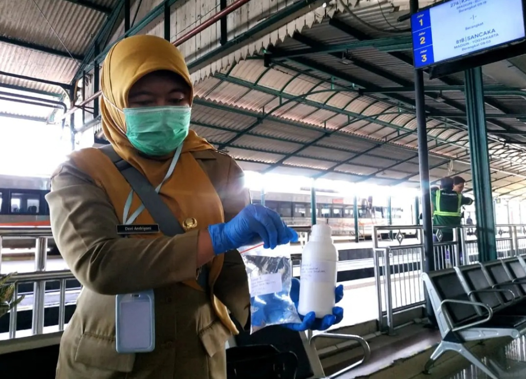 Petugas Dinas Kesehatan membawa sampel air dari Stasiun Kereta Api Kota Madiun untuk dicek lebih lanjut. SP/ MDN