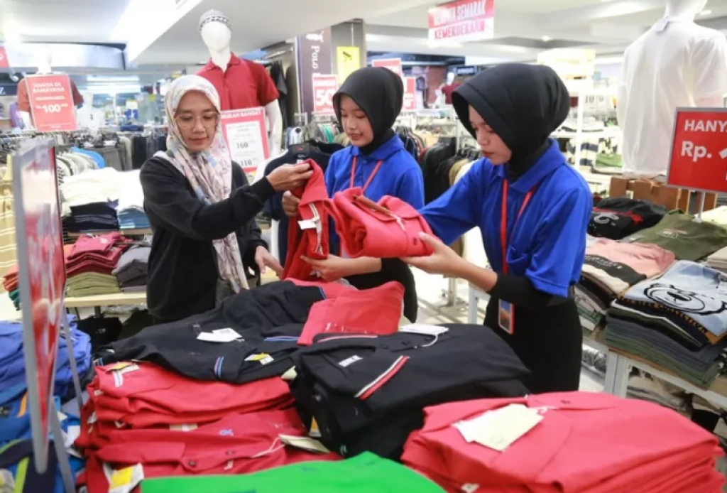 Ilustrasi. Salah satu pekerja di sebuah toko di Kota Madiun, Jawa Timur. SP/ MDN