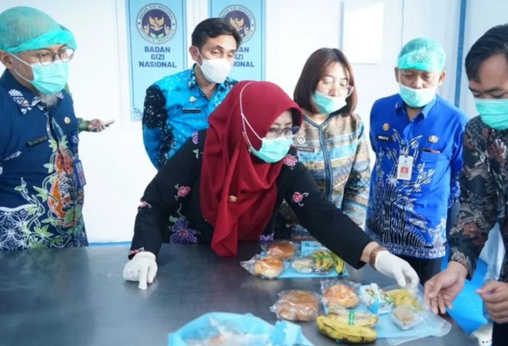 Bupati Magetan Nanik Endang saat mematau kualitas dan standar gizi pangan program MBG yang didistribusikan SPPG saat bulan Puasa Ramadhan. SP/ MGT
