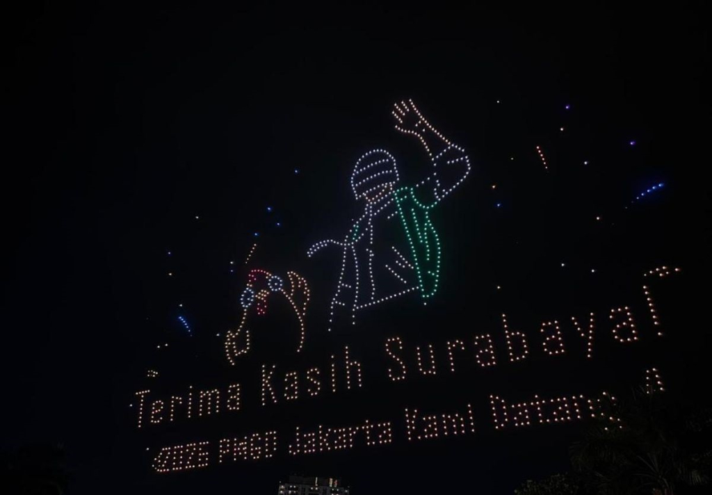 Parade drone yang disiapkan dalam perayaan ulang tahun ke-8 PlayerUnknown’s Battlegrounds (PUBG) Mobile Indonesia, di langit kota Surabaya, Sabtu malam.