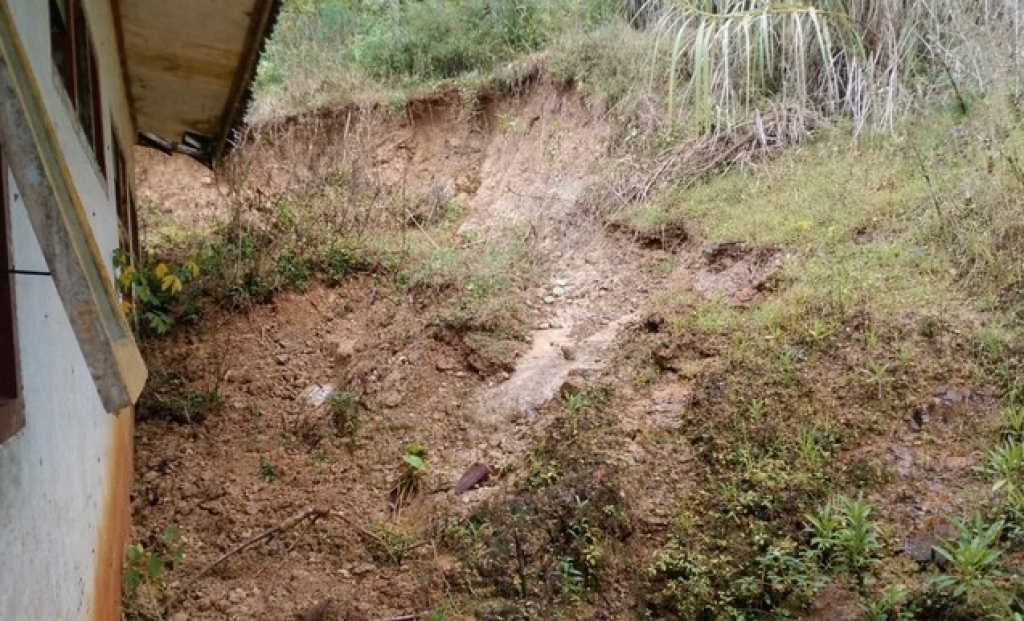 Bangunan SD di Kecamatan Munjungan, Trenggalek terdampak material longsor. SP/ TRG