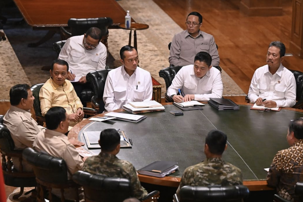 Eks Kepala PCO Hasan Nasbi (dibelakang Sekkab Teddy Indra Wijaya) terlihat hadir di tengah-tengah rapat terbatas Kabinet Merah Putih di Hambalang, Bogor.