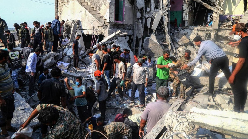 Israel dan AS secara lebih dulu menghujani sejumlah tempat di ibukota Iran, Tehran, salah satunya, sekolah putri di Iran yang menewaskan 148 siswi SD di Iran.