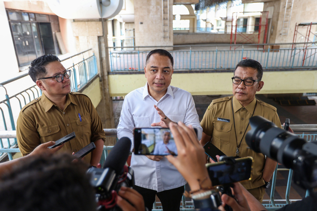 Wali Kota Surabaya Eri Cahyadi saat diwawacarai awak media