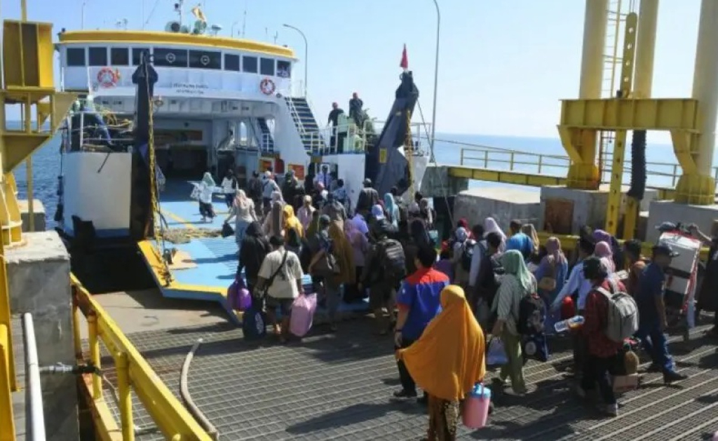 Peristiwa Mudik Gratis Perdana, Kapal Feri Siap Angkut Penumpang dari Pelabuhan Situbondo ke Madura