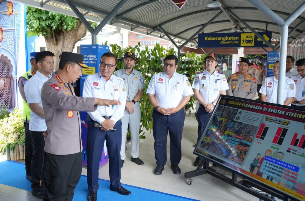 Kapolri Listyo Sigit Prabowo memantau arus mudik di Stasiun Surabaya Gubeng, Jawa Timur menjelang Ibadah HAri Raya Nyepi dan puncak arus mudik Lebaran Idul Fitri 1447/2026. SP/ SBY