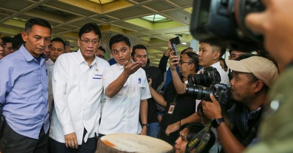 Menkeu Purbaya Yudhi Sadewa mengunjungi Pasar Tanah Abang Blok A, Jakarta, Senin (9/3/2026). Purbaya melihat bagaimana daya beli masyarakat sekaligus mendengar langsung aspirasi masyarakat.