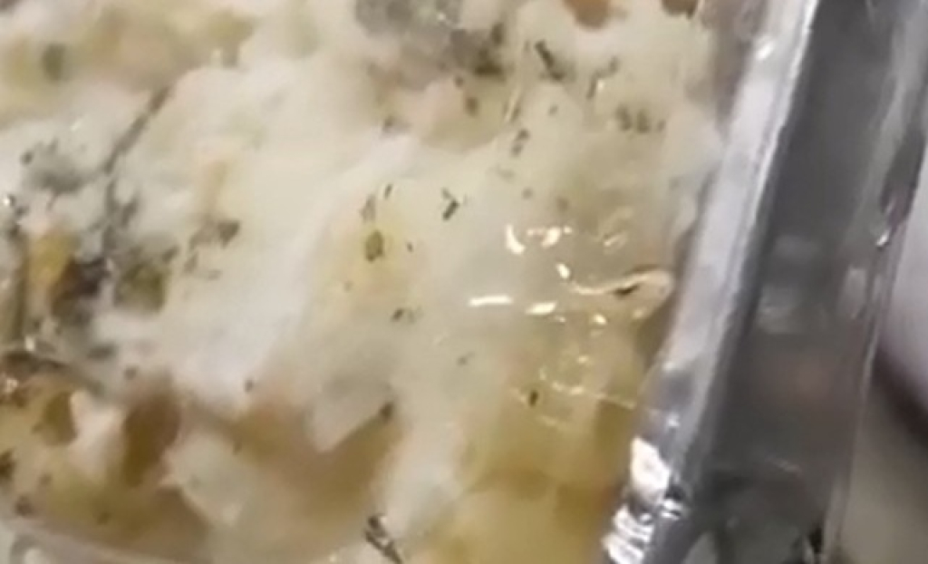 Tangkapan Layar. Penampakan adanya belatung di salah satu menu MBG macaroni schotel di Kota Malang, Jawa Timur viral di medsos. SP/ MLG