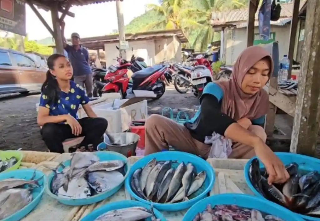 Aktivitas pedagang melayani wisatawan di kawasan Pantai Konang, Desa Nglebeng, Kecamatan Panggul, Kabupaten Trenggalek, Jawa Timur. SP/ TRG