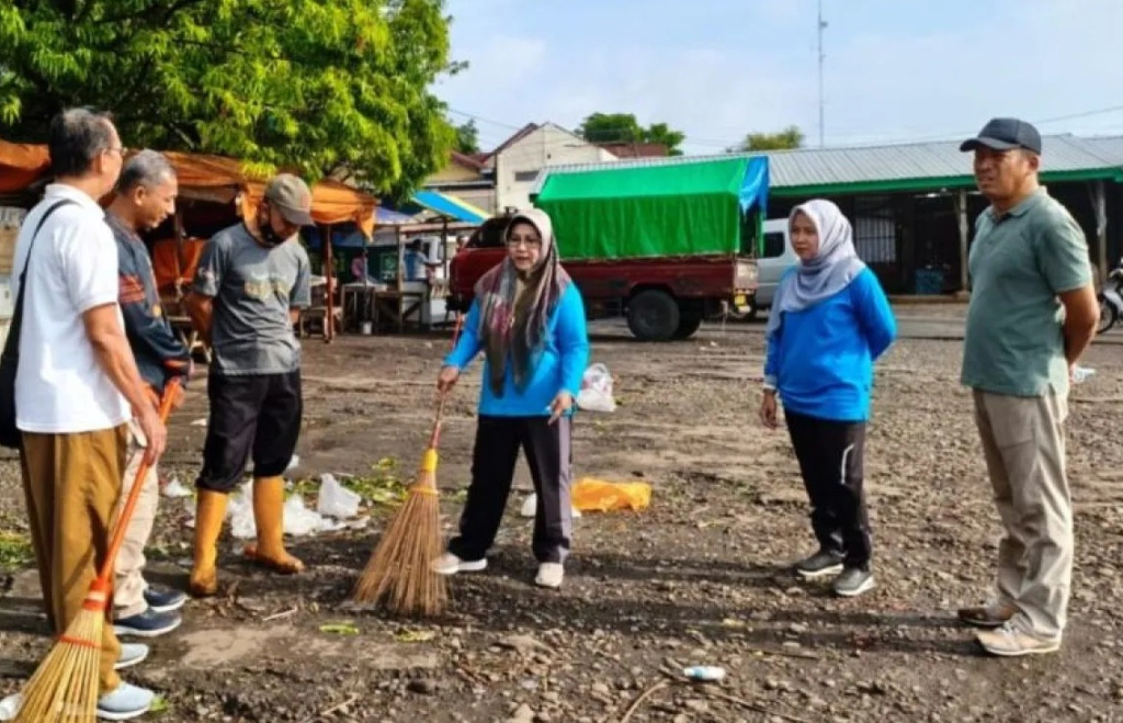 Bupati Magetan Nanik Endang (tiga dari kanan) memimpin kerja bakti bersih bersih sampah di Pasar Sayur Magetan, Jawa Timur. SP/ MGT
