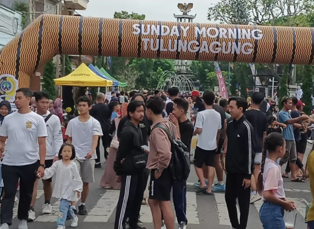 Kegiatan CFD Tulungagung pada sektor kuliner yang selalu ramai pengunjung setiap Minggu pagi sebelum ditiadakan sementara selama bulan Ramadhan. SP/ TLG