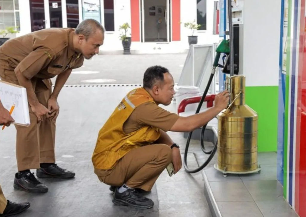 Kegiatan tera ulang SPBU oleh Pemkot Kediri di Kediri, Jawa Timur. SP/ KDR
