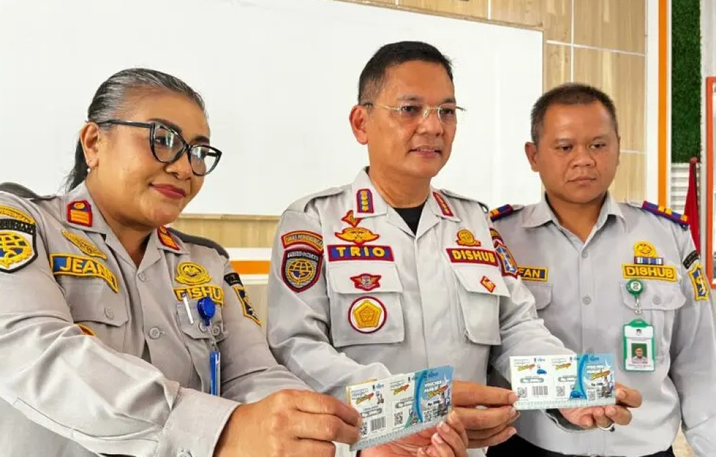 Trio Wahyu Bowo Plt Kadishub Surabaya dan jajaran menunjukkan voucher parkir berstandar Peruri yang akan launching. SP/ SBY