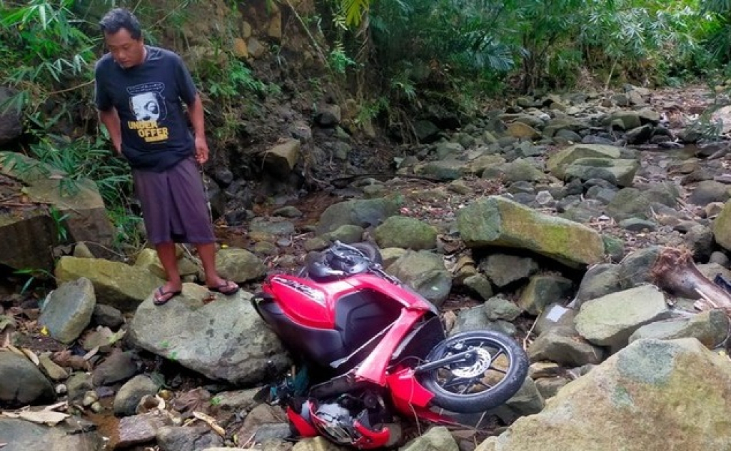 Sebuah sepeda motor yang dikendarai warga Tulungagung masuk jurang di Kecamatan Watulimo, Trenggalek, Jawa Timur. SP/ TRG