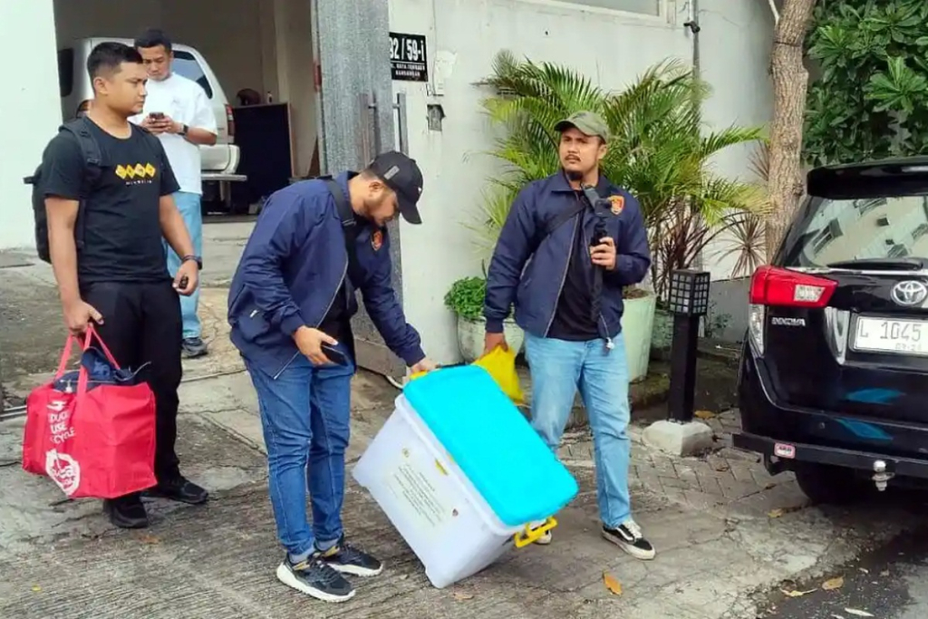 Bareskrim menggeledah salah satu perusahaan emas yang terletak di Sidoarjo.