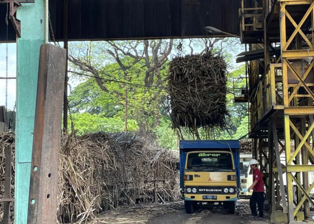 Ilustrasi. Antrean truk membawa tebu saat musim giling 2025 di PG Ngadirejo Kabupaten Kediri, Jawa Timur. SP/ KDR