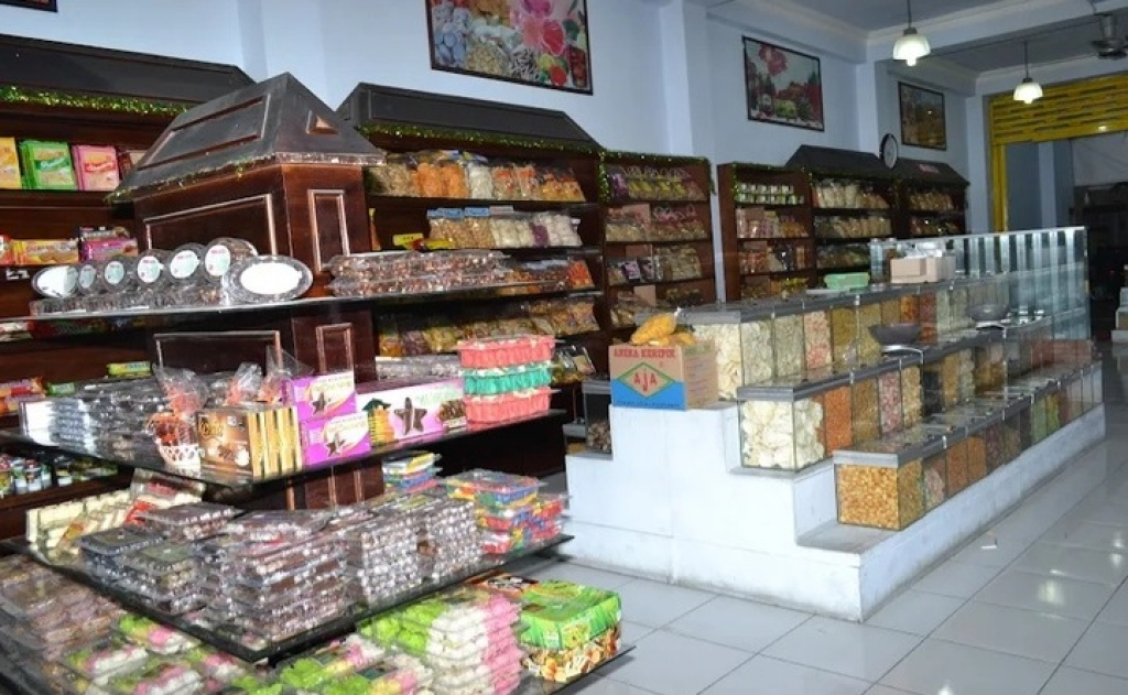 Ilustrasi. Penjual jajanan di Pusat Nganjuk saat musim Lebaran banyak diburu pembeli. SP/ NGJ