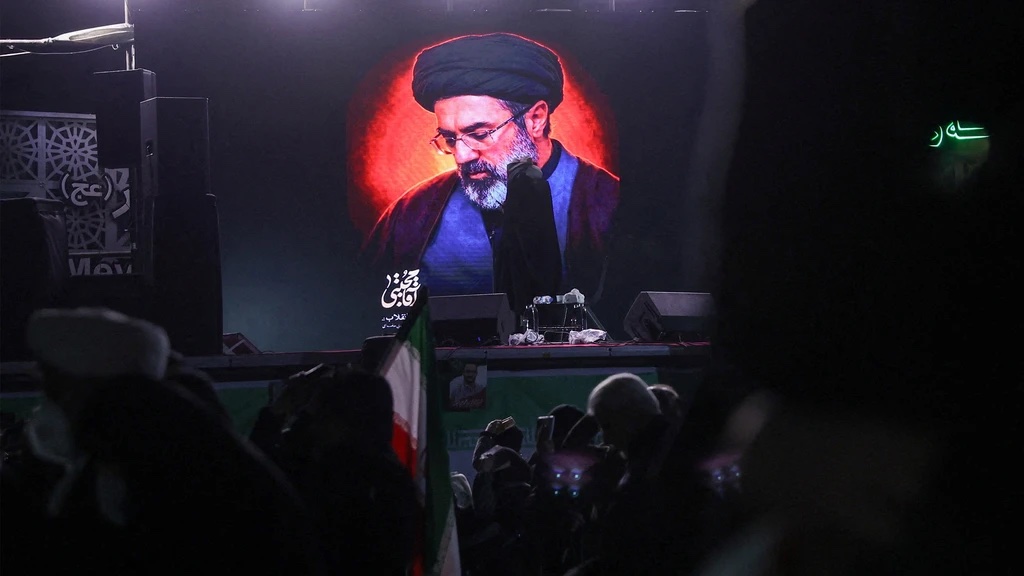 Masyarakat di Teheran menyambut penunjukan Mojtaba Khamenei sebagai Pemimpin Tertinggi Iran yang baru, menggantikan ayahnya, Ayatollah Ali Khamenei, pada Senin (9/3).