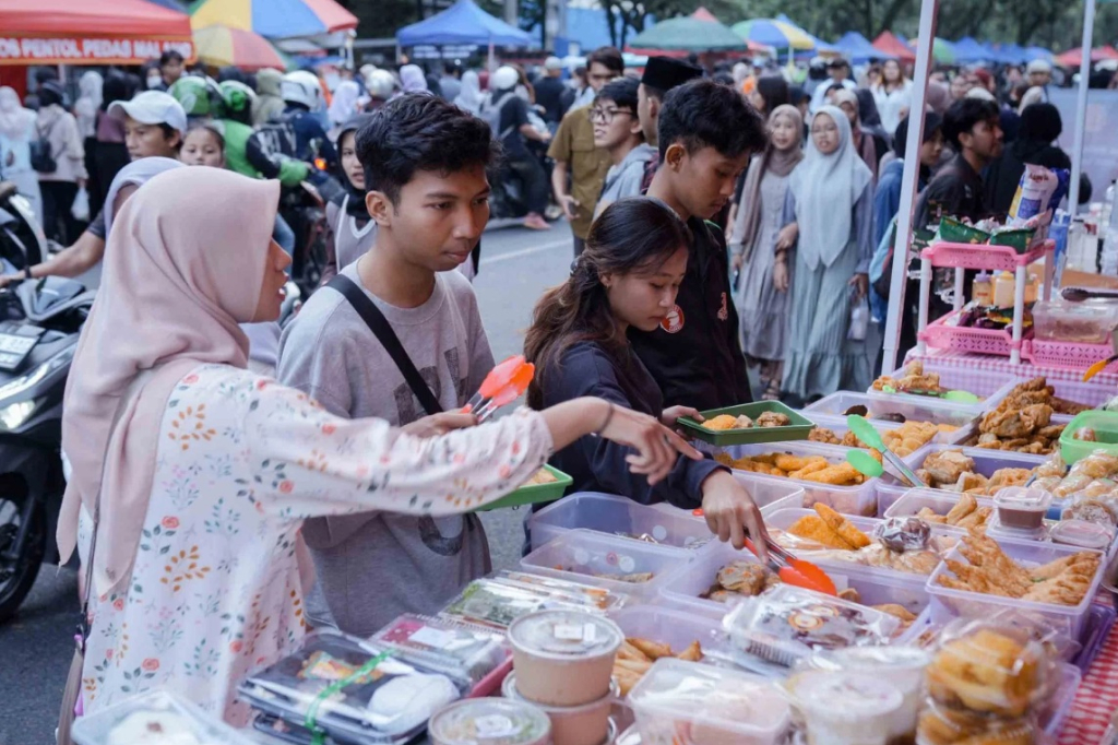 Ilustrasi. Pasar takjil di Kota Malang dipenuhi pembeli jelang buka puasa. SP/ MLG