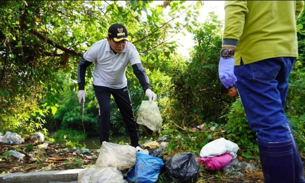 Bupati Sidoarjo Subandi saat ikut membersihkan sampah. SP/ SDA