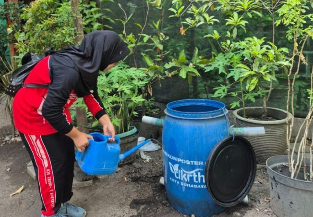Proses pembuatan pupuk organik dari bahan sisa MBG di SMPN 13 Surabaya. SP/ SBY