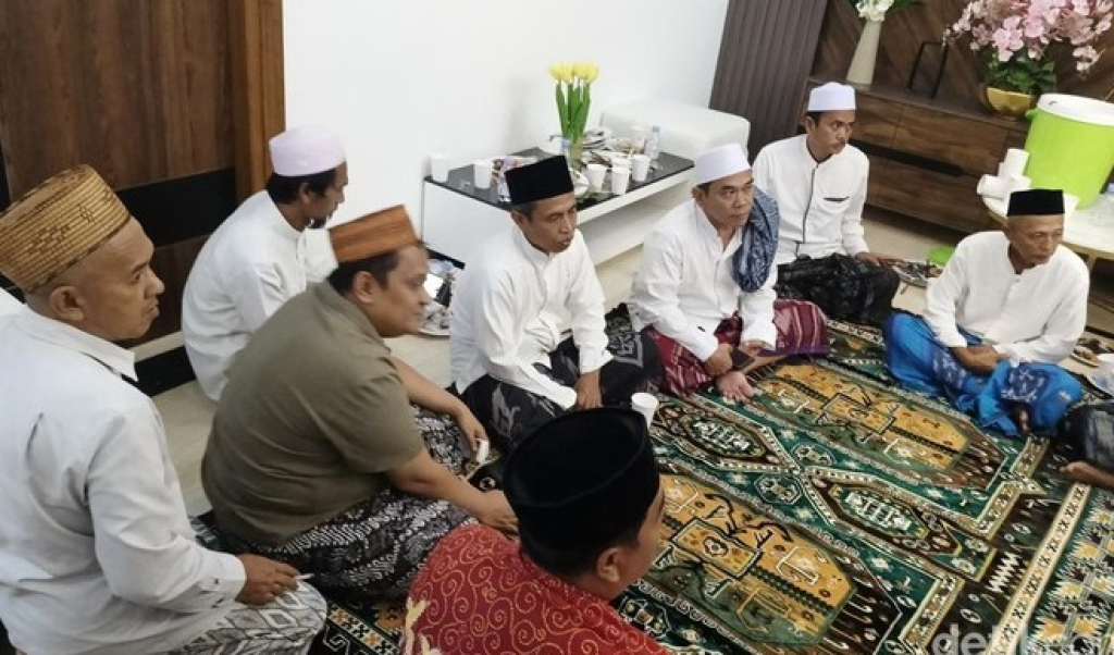 Haji Khairul Umam atau Haji Her, Sang 'Sultan Madura' pemilik PT Bawang Mas untuk menyantuni anak yatim dan warga kurang mampu di Pamekasan. SP/ PMK