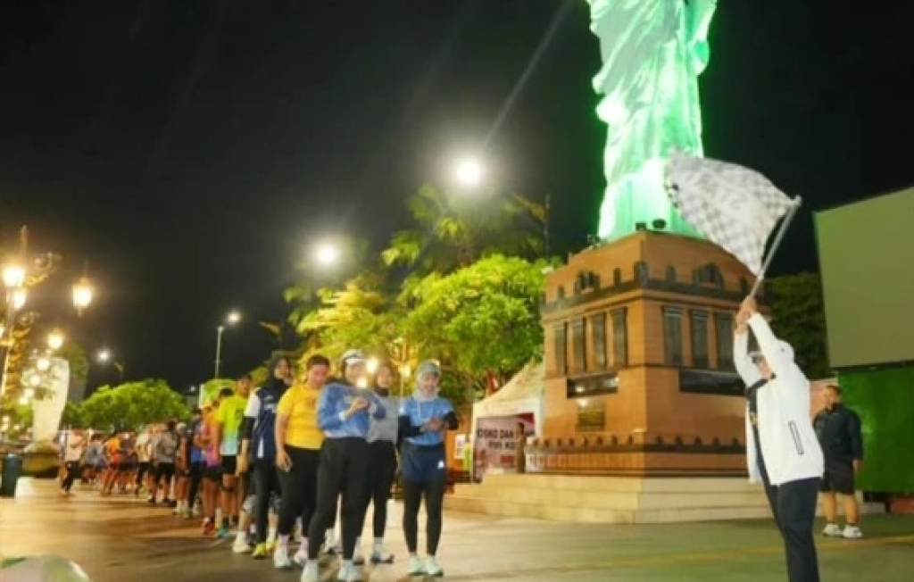 egiatan lari malam sejauh 7,5 kilometer dalam gelaran Midnight Run pada pekan ketiga Ramadhan di Kota Madiun, Jawa Timur. SP/ MDN