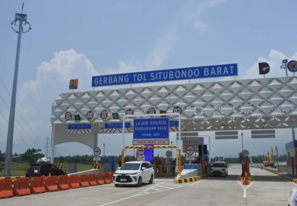 Pemudik mobil pribadi saat keluar dari Pintu Tol Prosiwangi Situbondo barat. SP/ PRB