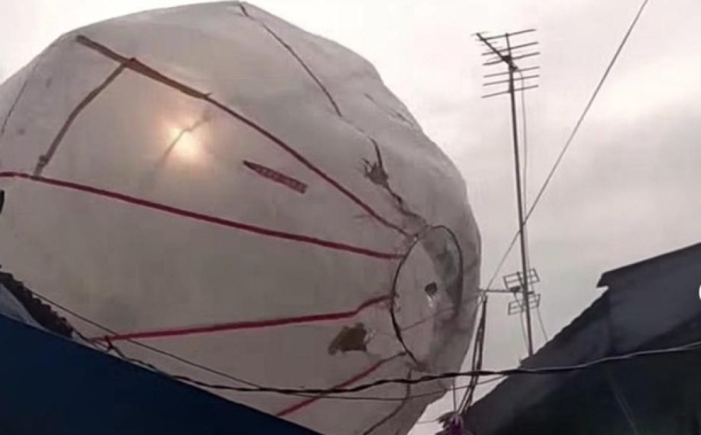 Foto tangkapan layar. Balon udara di Blitar jatuh ke rumah warga dan nyaris membakar. SP/ BLT