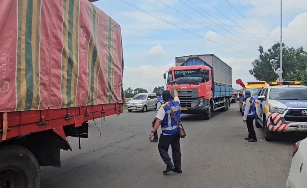 Ilustrasi. Petugas saat menertibkan truk muatan berat di jalan raya. SP/ SBY