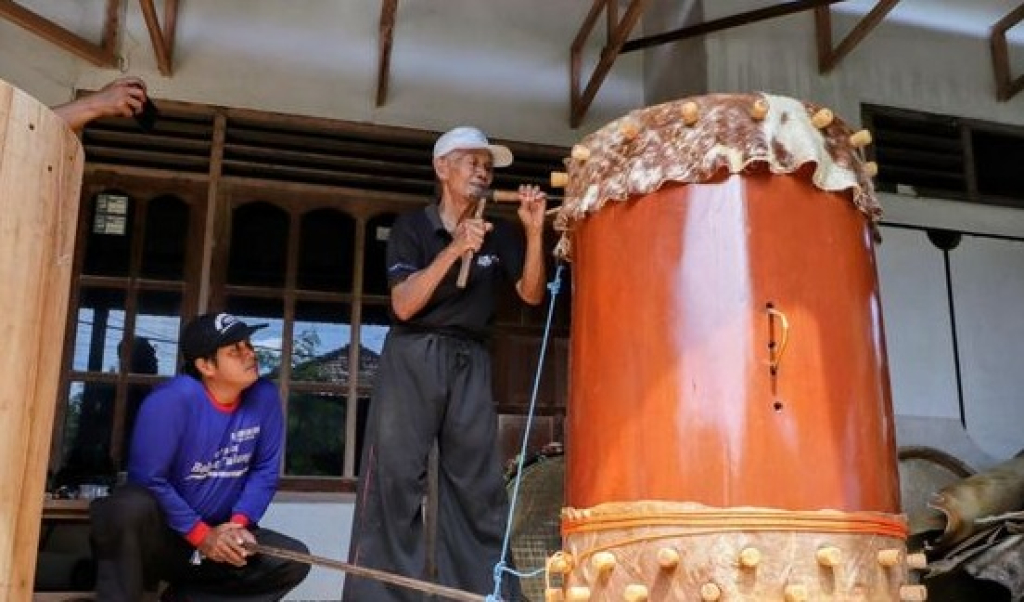 Peristiwa Berkah Ramadhan Menuju Lebaran, Tukang Servis Bedug Masjid Ponorogo Banjir Orderan
